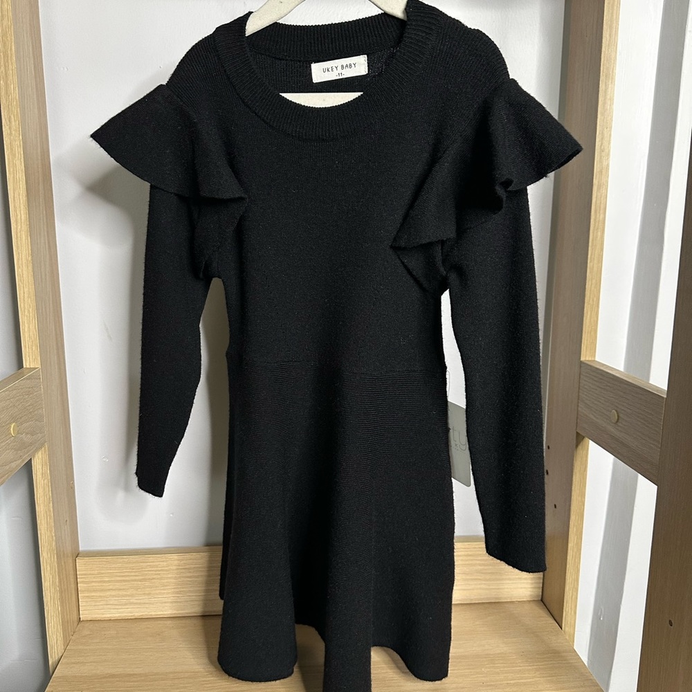 Girls detailed sleeve dress sizes range from 2T to 7years of age Multiple sizes.